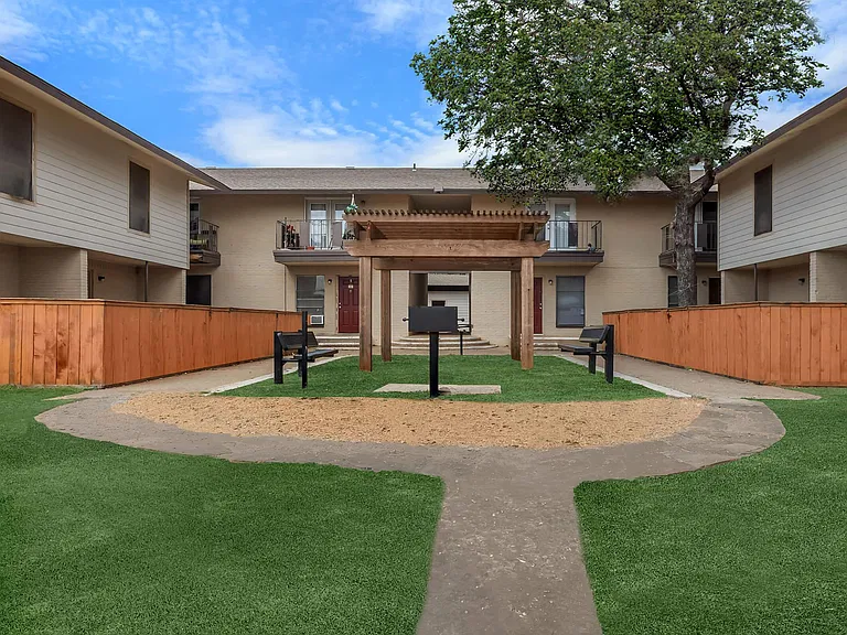 Wilshire Manor — Photo 31