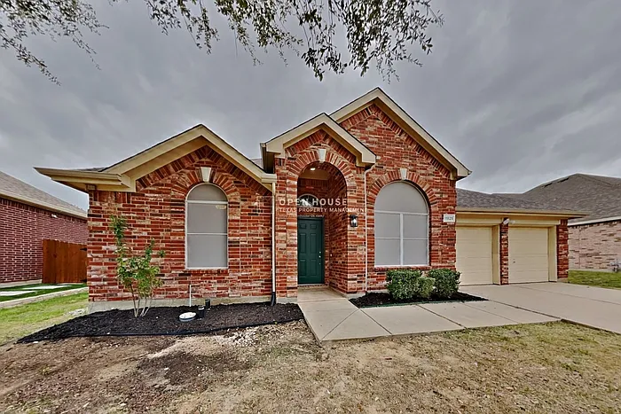 4 bed, 2.0 bath, 2361 sqft, $2,625 — Photo 1