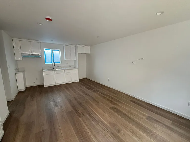 6215 Templeton St — Photo 2