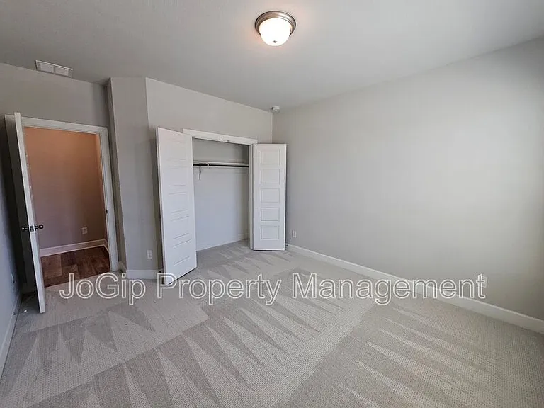 1740 Jamestown Dr — Photo 18
