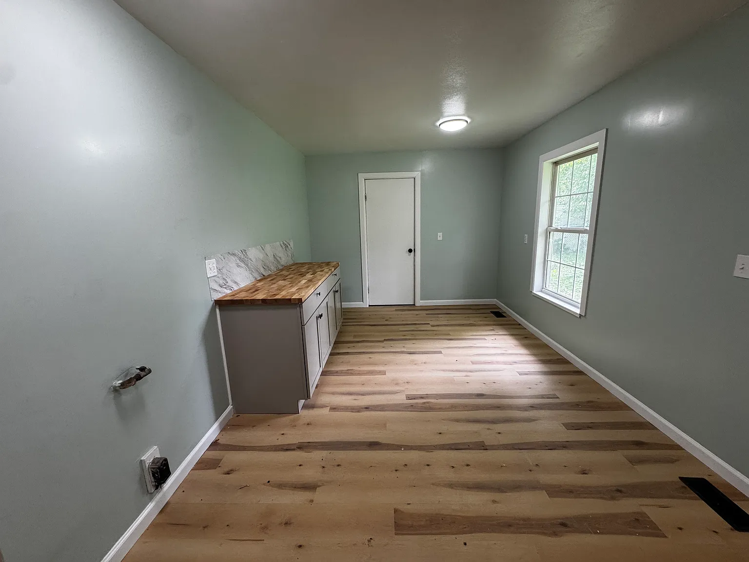 3 bed, 925 sqft, $1,300 — Photo 3