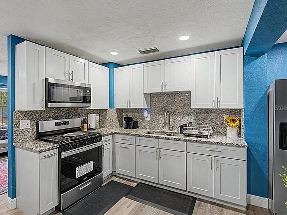 4th image of 1510 SE 14th Ave