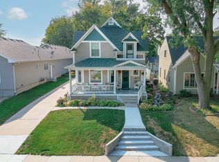 911 E 1st St, Pella, IA 50219