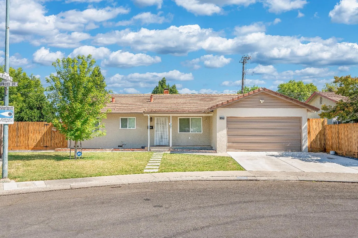 1629 Oakwood Dr photo 1