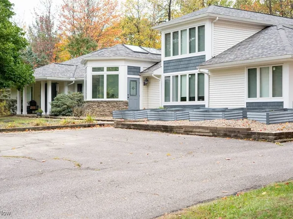 11240 Stratford Ridge Ln, Chardon, OH 44024