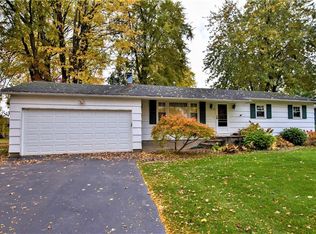 25 Glen Oaks Dr, Rochester, NY 14624