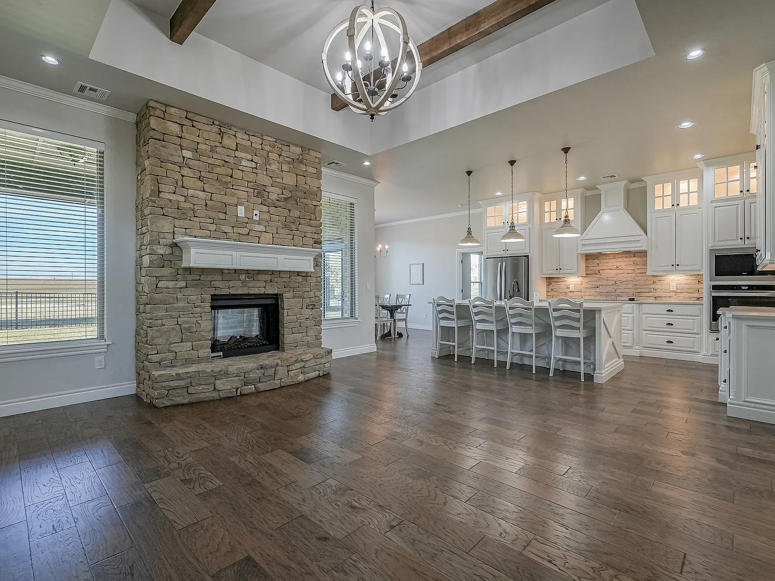 4 bed, 2.5 bath, 2276 sqft, $3,000 — Photo 4