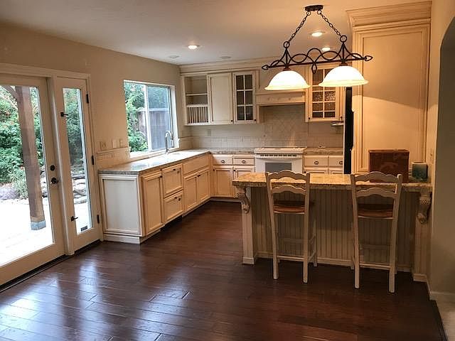 Europeans Style kitchen with Eating Bar and hardwood floors