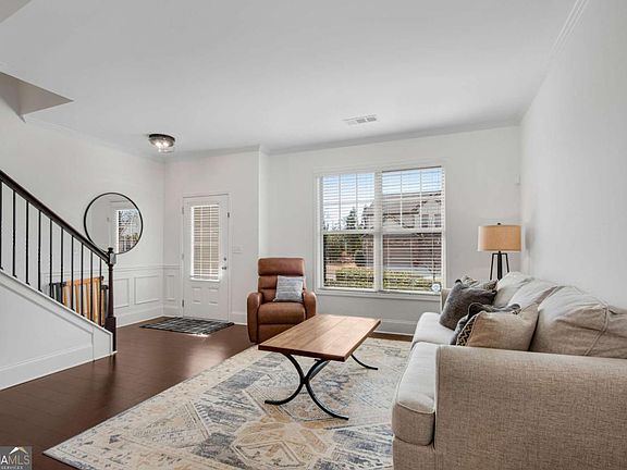 3rd image of 102 Reunion Pl