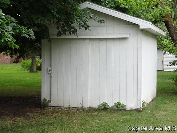 Spacious shed on concrete!