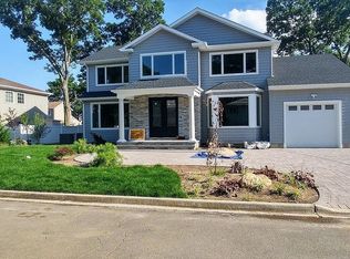 119 James St, Massapequa, NY 11758
