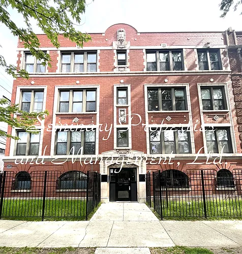 Great apartments in the heart of Uptown, one block from the red line Photo 1