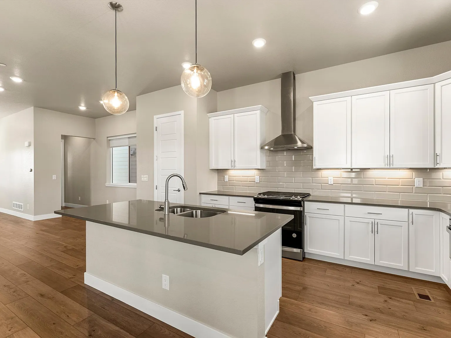 3 bed, 1981 sqft, $3,000 — Photo 4