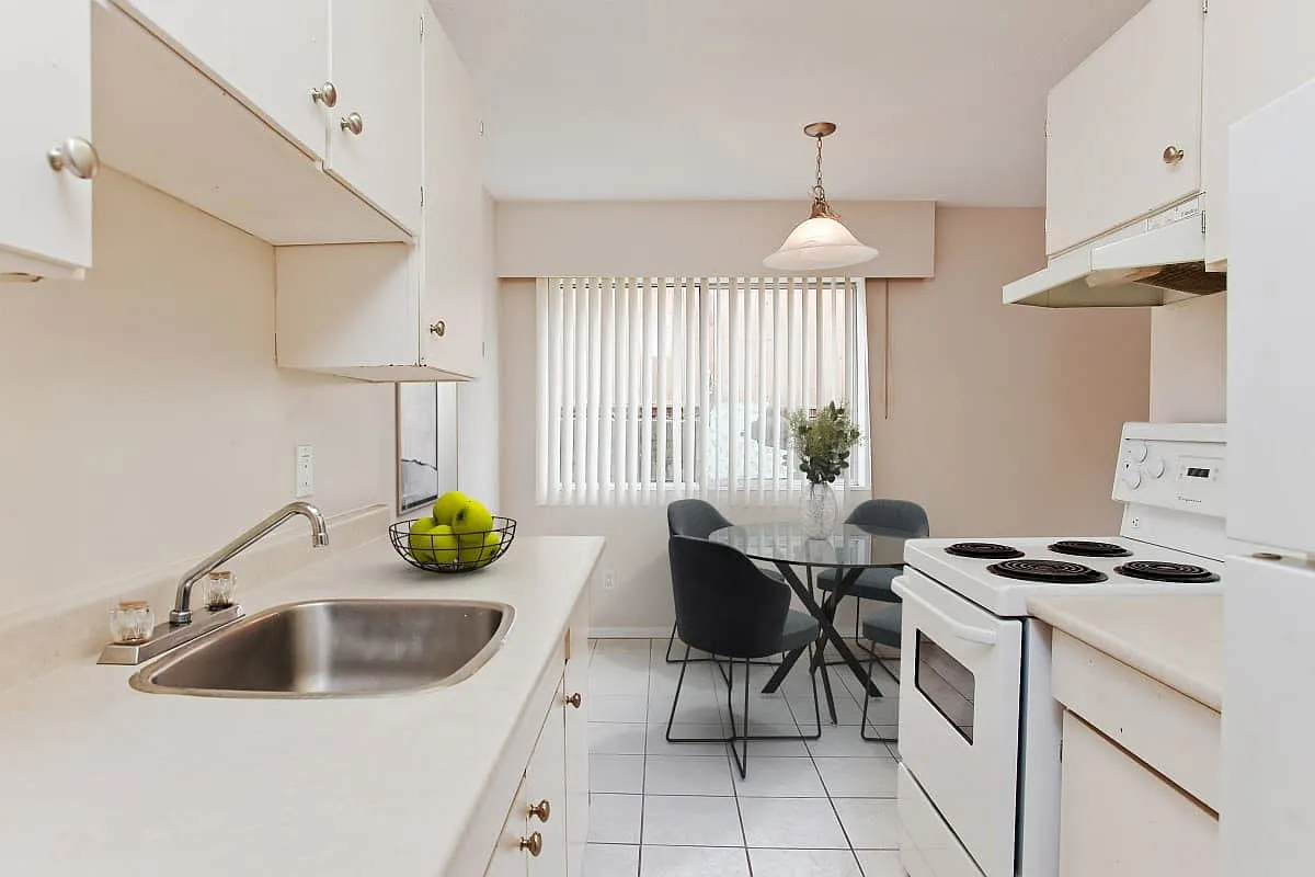 Sherbrooke Manor Apartments — Photo 1
