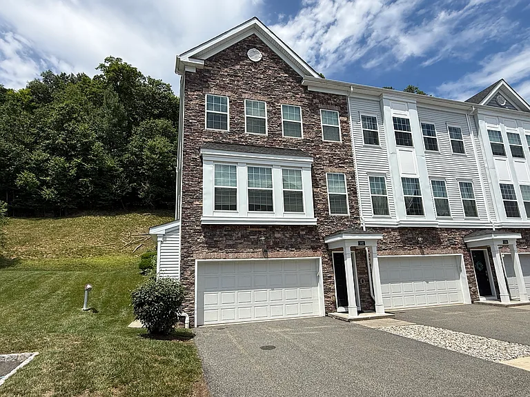 502 Parkview Ln — Photo 2