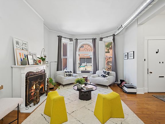 2nd image of 859 W Wellington Ave