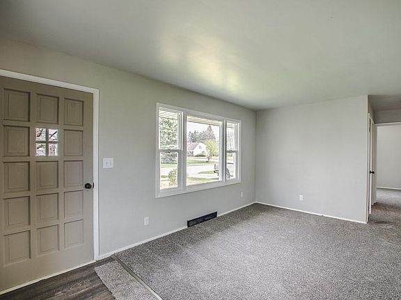 4th image of 36 Myrtle Dr