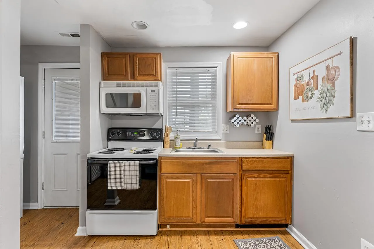 915 Lafayette Blvd — Photo 4