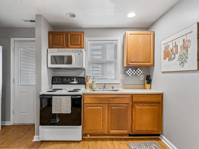 915 Lafayette Blvd #A — Photo 4