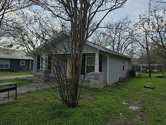 2nd image of 302 S Kaufman St