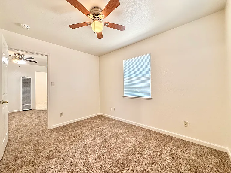818 W Joaquin St — Photo 4