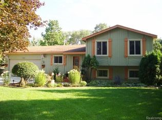 9005 Cedar Island Rd, White Lake, MI 48386