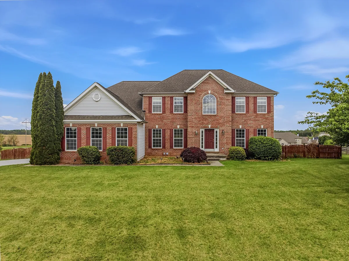 Building Photo - 693 Spruce Hill Way