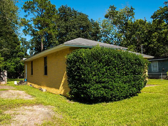 2nd image of 4835 Campenella Dr