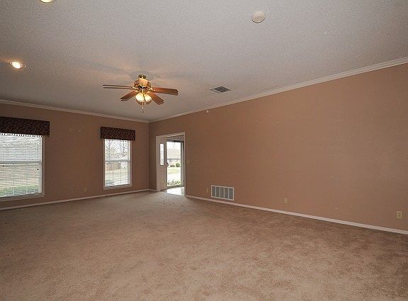 4th image of 200 NE Park Hills Pl