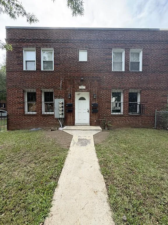 2021 I St NE — Photo 1