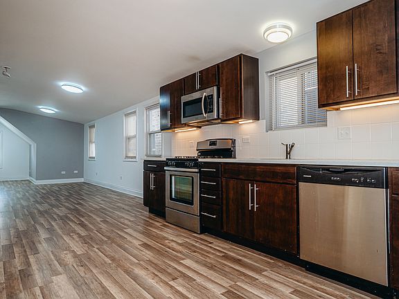3rd image of 2927 W Lyndale St Unit 2