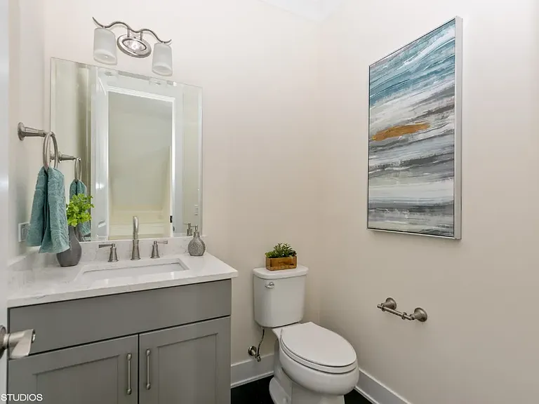 601 Broadway St — Photo 14