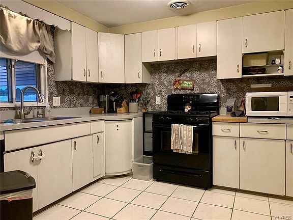 5th image of 50 Castle Ct