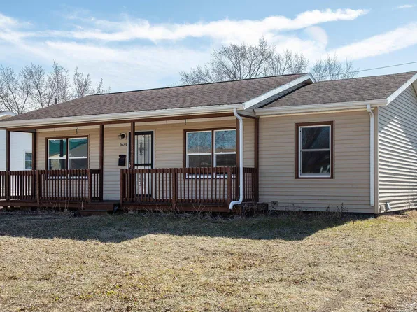 1673 Oakwood Dr, Waterloo, IA 50703
