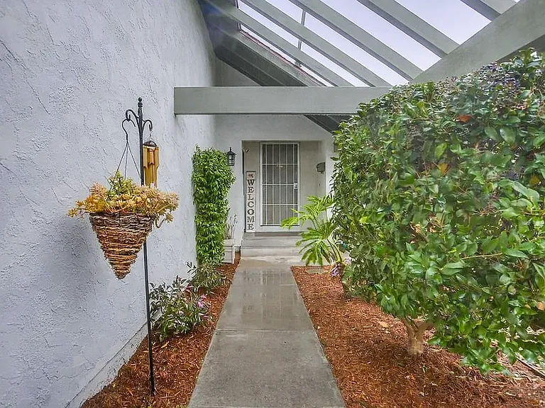 1140 Harding St — Photo 3