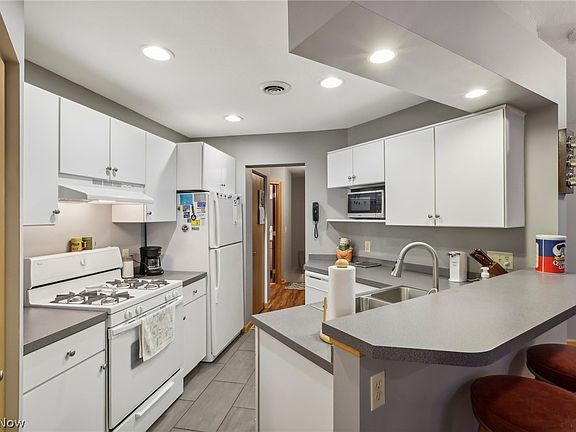 4th image of 221 S Linden Ct Unit 2