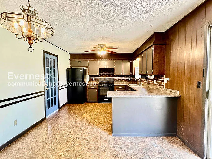 4325 S Ash Ave — Photo 2