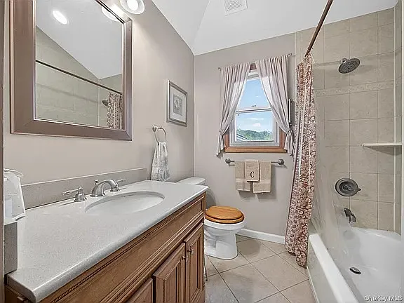 4 bed, $4,200 — Photo 1