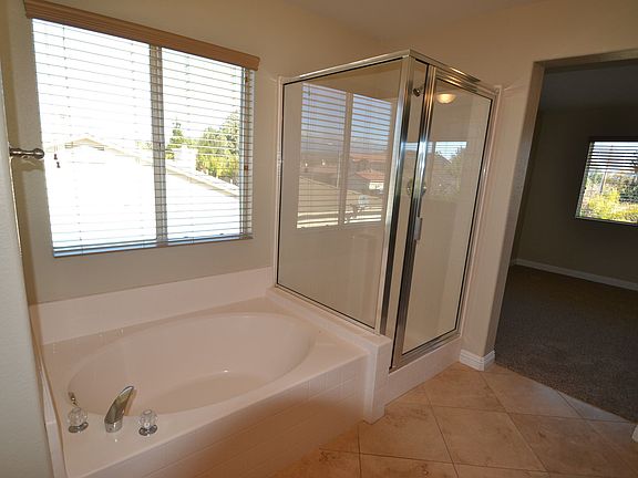 3rd image of 10975 Daylilly St