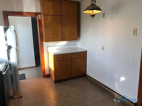 5th image of 400 Oak St