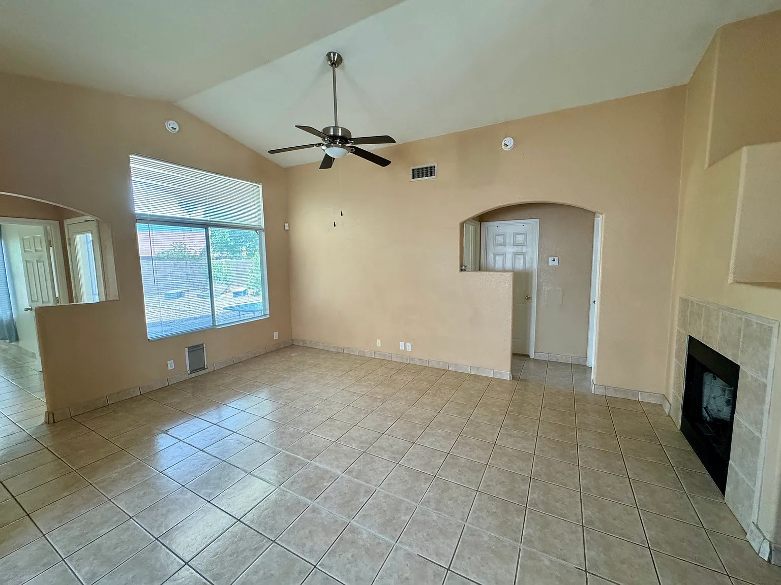 3 bed, 1438 sqft, $2,199 — Photo 2