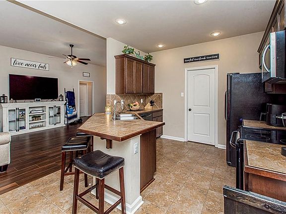 4th image of 1065 E Creek Ct