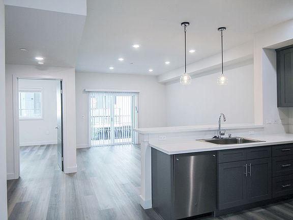2nd image of 13713 Oxnard St #205