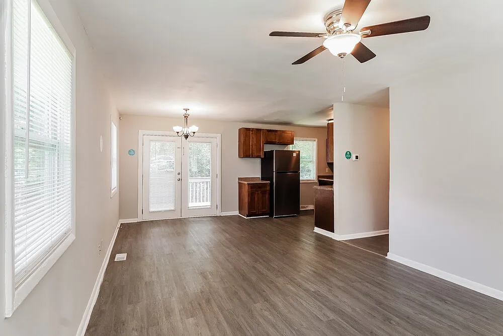 3 bed, 1.5 bath, 892 sqft, $1,325 — Photo 4