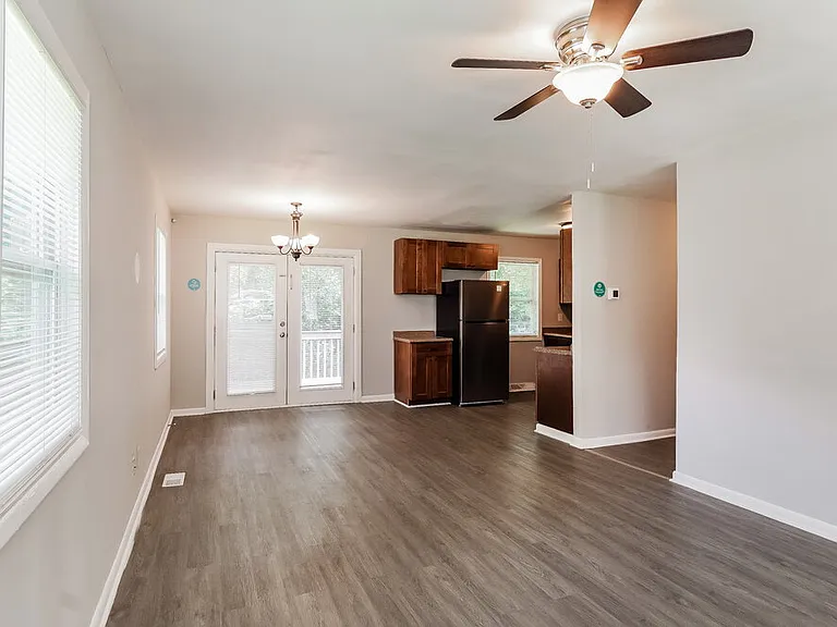 748 Barclay Ln — Photo 4