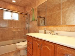 1 Chelmsford Dr, Wheatley Heights, NY 11798