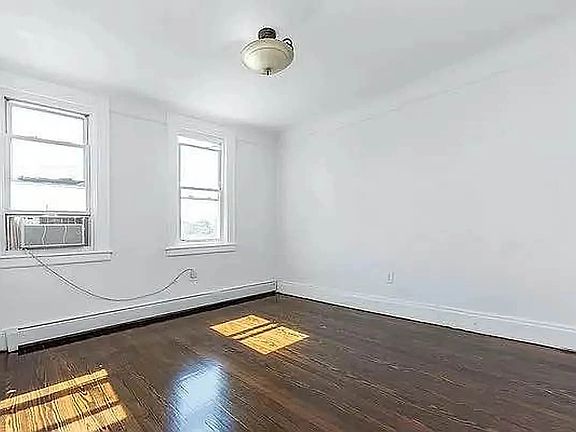 4th image of 1954 Hazen St #2