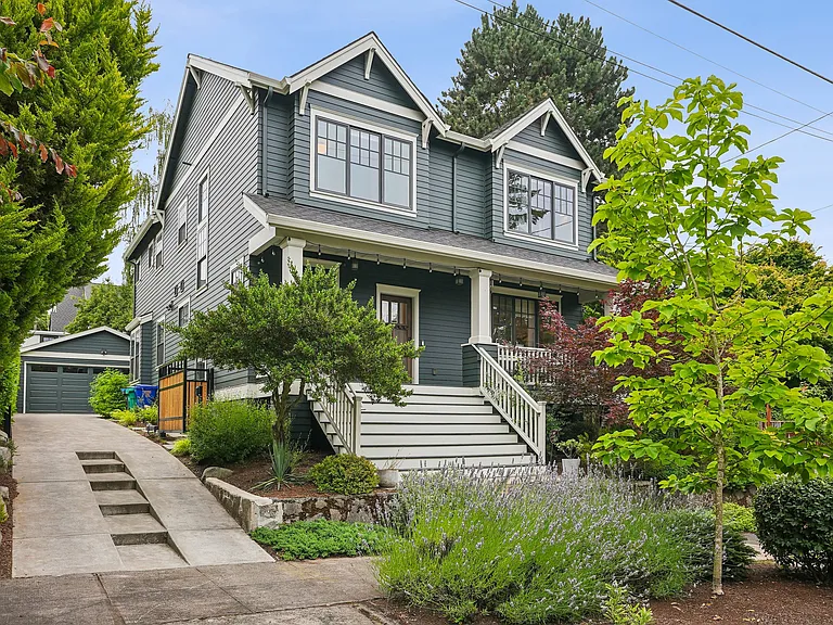 3930 NE 20th Ave — Photo 2