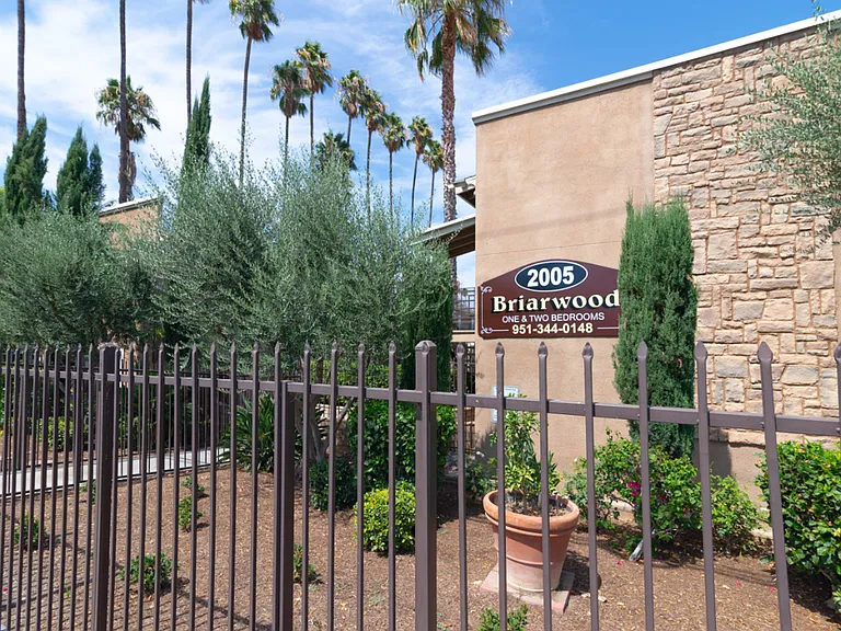 Briarwood Apartments - Riverside, CA — Photo 9