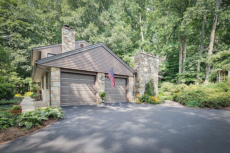 1st image of 115 Briarcliff Ln